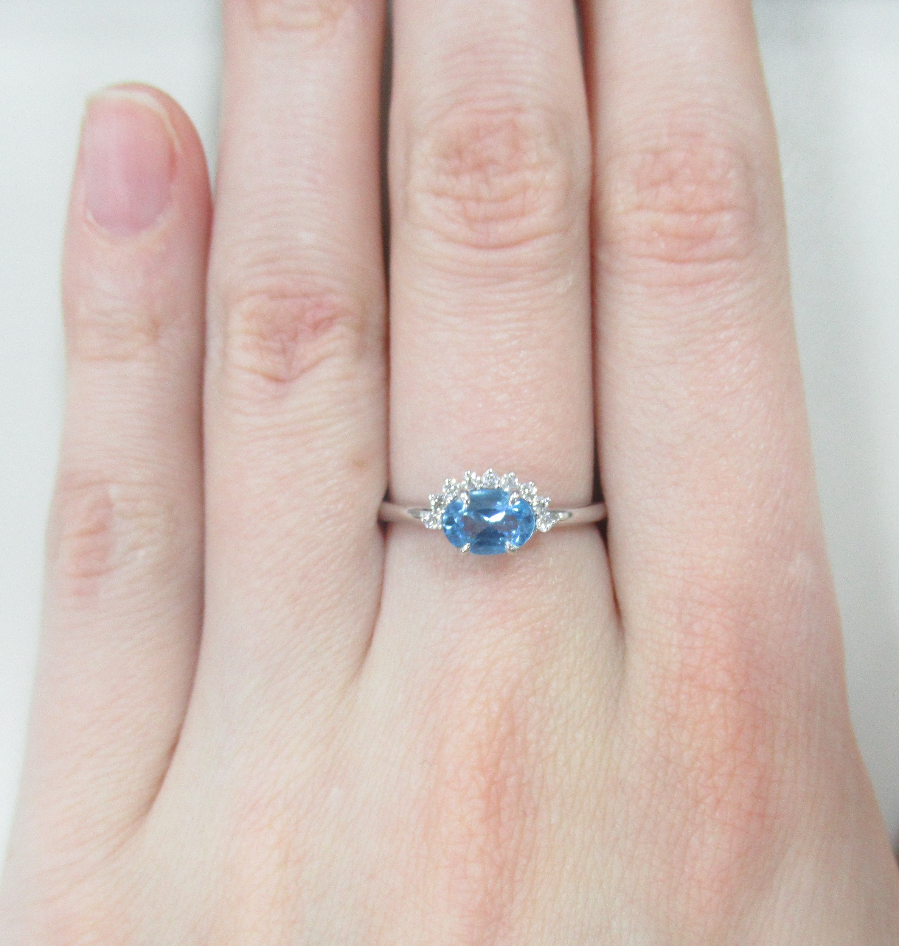 Кольцо из белого золота с топазом